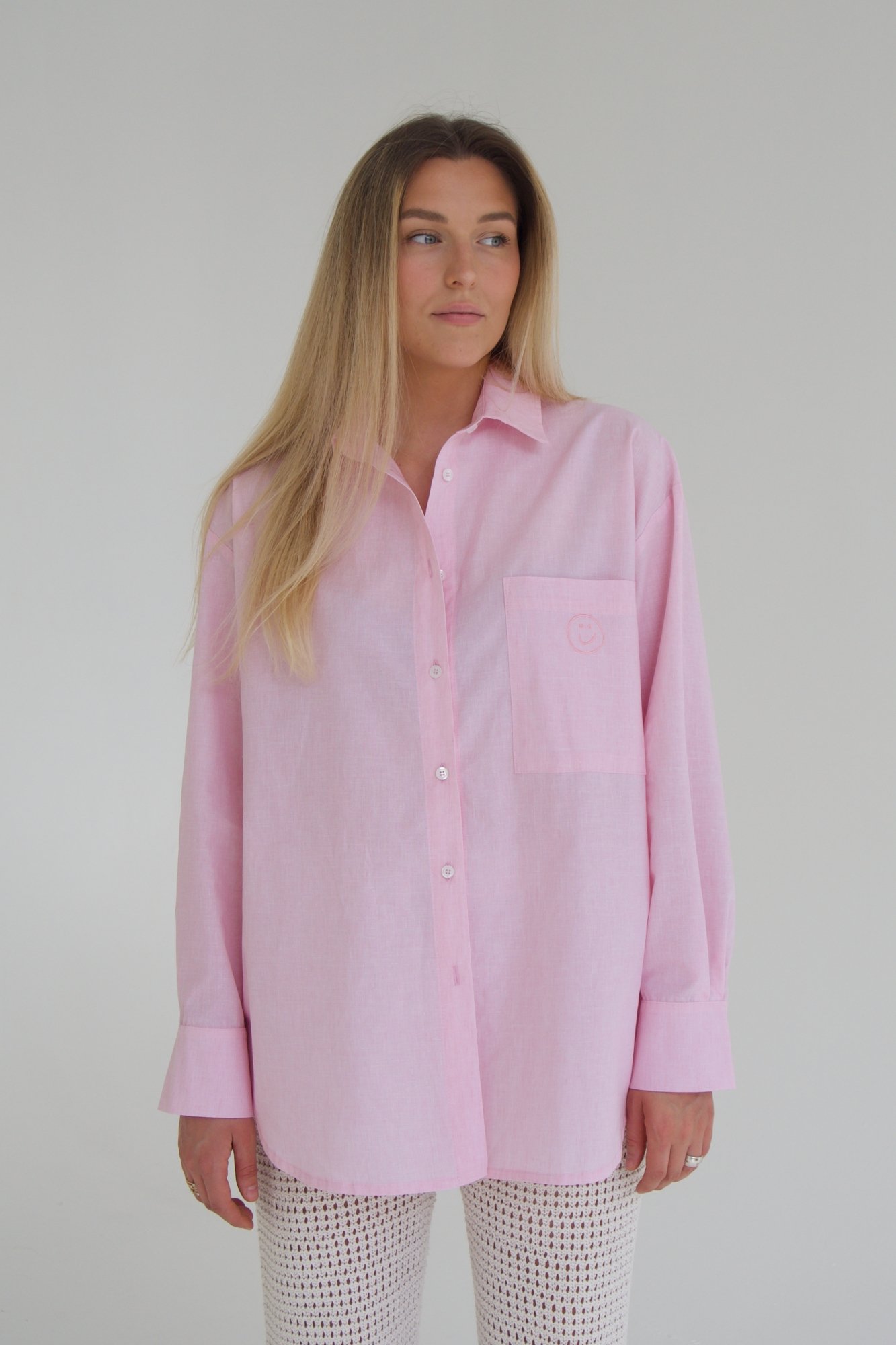 DADDY’S shirt inspired by the timeless charm of a classic dad’s shirt, this oversized piece embodies a masculine silhouette with a oversized fit for effortless movement. Shirt can be easily matched to everyday looks, it’s a staple that blends comfort and style. Front pocket embroidered with the iconic GREI STUDIO charm – SMILE Back flap and pleat Oversized fit