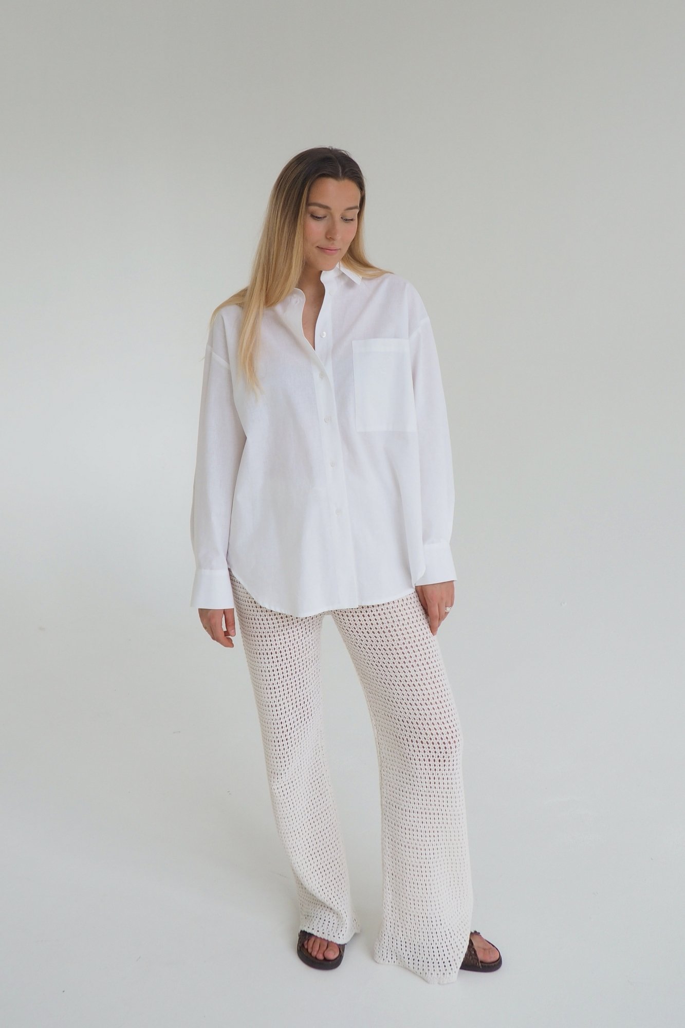 DADDY’S shirt inspired by the timeless charm of a classic dad’s shirt, this oversized piece embodies a masculine silhouette with a oversized fit for effortless movement. Shirt can be easily matched to everyday looks, it’s a staple that blends comfort and style. Front pocket embroidered with the iconic GREI STUDIO charm – SMILE Back flap and pleat Oversized fit. White oversized shirt. Trend 2025.