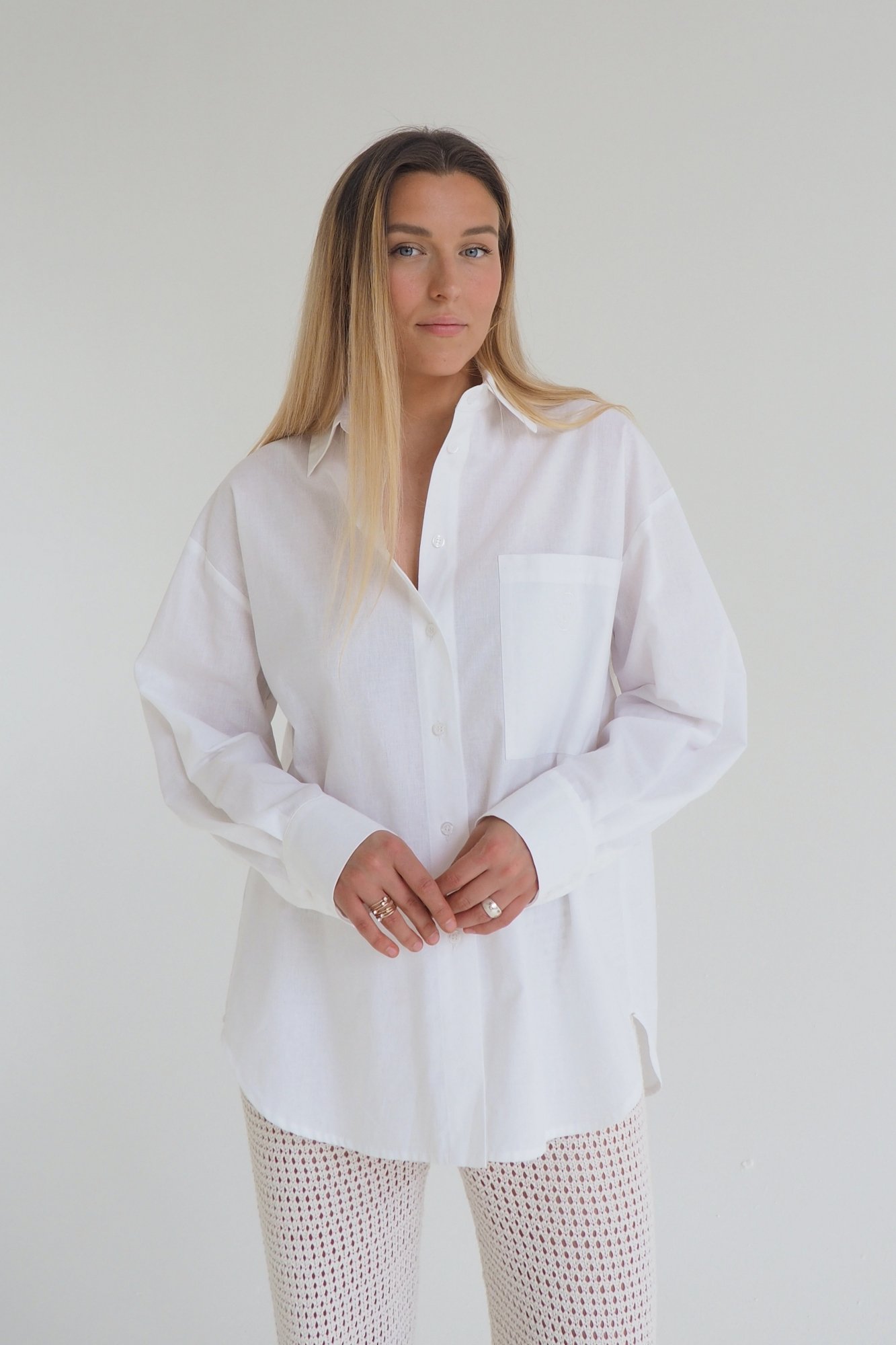 Oversized fit. White oversized shirt. Trend 2025. White linen and cotton shirt.