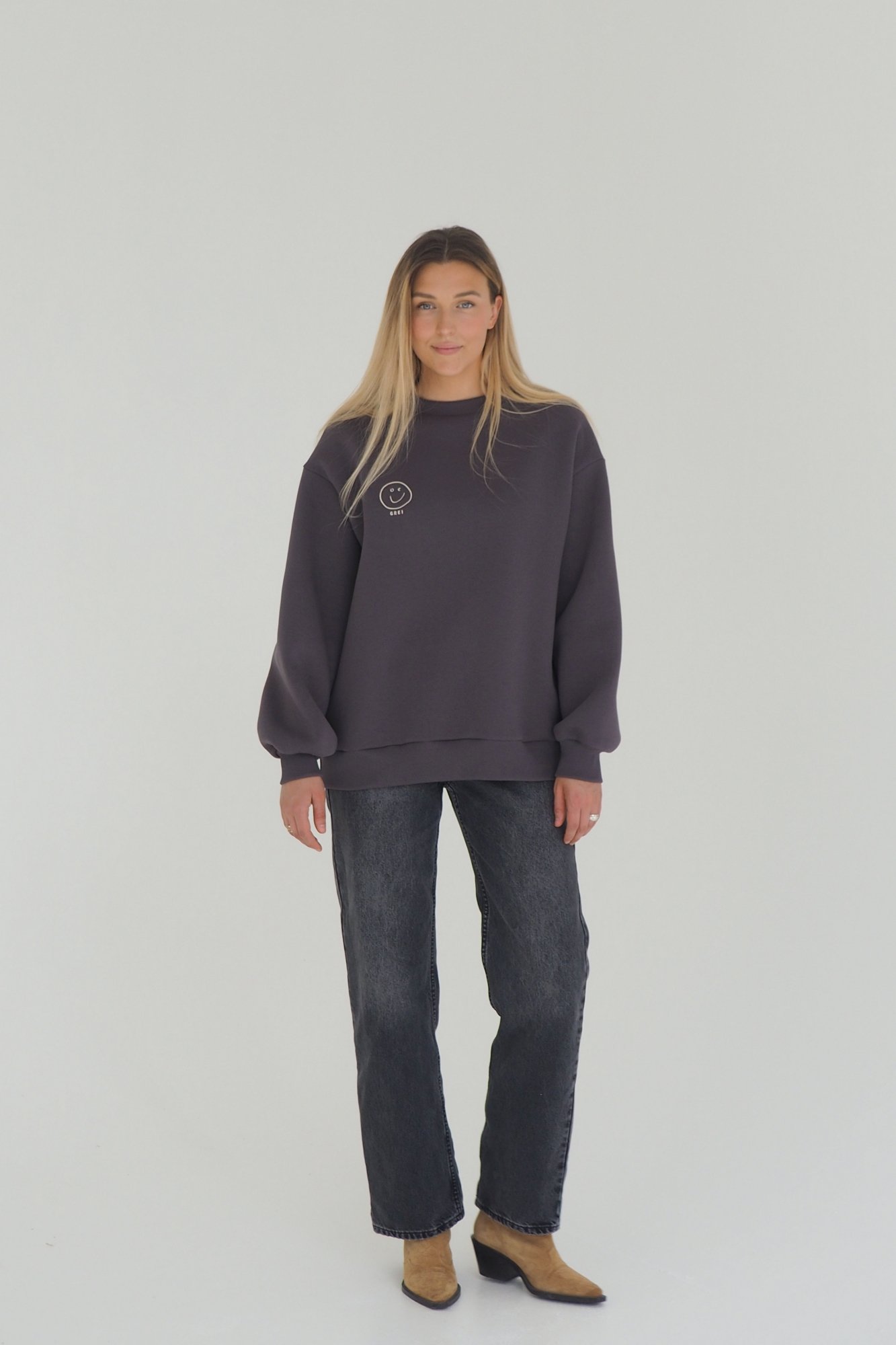 CLOUD sweatshirt is inspired by the cozy puffiness that wraps you in comfort. This oversized sweatshirt is embroidered with the signature GREI studio charm – SMILE. With a lowered shoulder seam and puffed sleeve ends. Oversized fit for ultimate comfort Puffed sleeve ends for a cozy, voluminous appearance Ribbed crew neck, cuffs, and bottom hem for a classic finish Embroidered with the GREI studio SMILE charm Made from long-lasting fabric: 65% cotton, 35% polyester