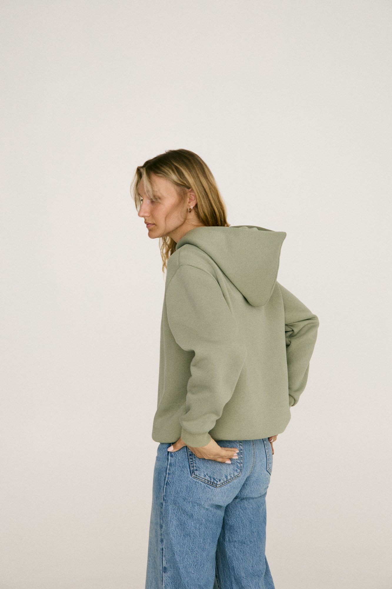 Green MINIMAL hoodie is inspired by minimalism, offering a relaxed fit for ultimate comfort. It’s embroidered with the signature GREI studio charm – SMILE, adding a playful touch. Designed with a lowered shoulder seam, the hoodie features ribbed crew neck, cuffs, and bottom, creating a clean, timeless look. Relaxed fit for ultimate comfort Ribbed crew neck, cuffs, and bottom Embroidered with the GREI studio SMILE charm Long-lasting fabric: 65% cotton, 35% polyester